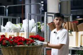 明星卖花,一场别开生面的爱心卖花活动