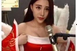 女主播滑落裙子视频,女主播裙子滑落瞬间，网友热议