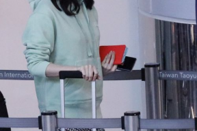 刘诗诗机场生活照,优雅出行，尽显明星风范