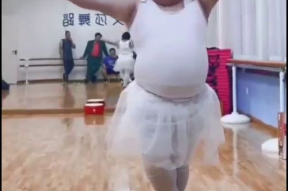 抖腿摇搞笑视频